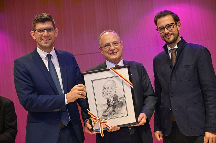 „Es war sehr schön, es hat mich sehr gefreut“: Martin Gruber und Sebastian Schuschnig überreichten Albert Kreiner mit (s)ein Portrait von Petar Pismestrovic 