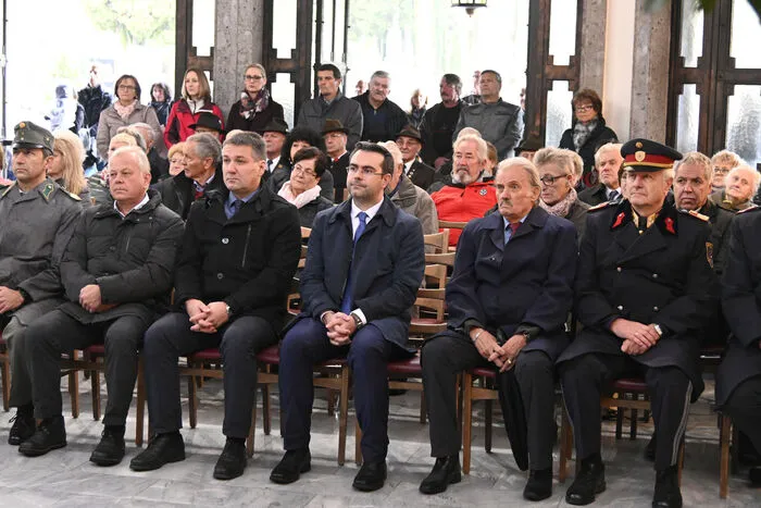 Die Ehrengäste mit Bürgermeister Gerhard Pirih, seinen Stellvertretern Peter Neuwirth und Andreas Unterrieder, Gemeinderäten und Vertretern der Polizei.