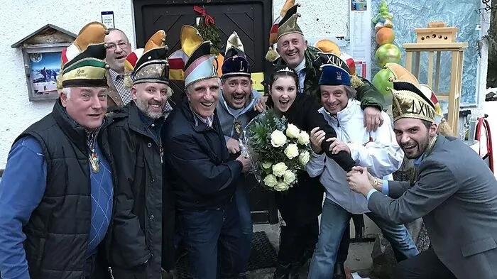 Gefunden! Prinz Alexander Wrussnig (ganz rechts) fand Prinzessin Valentina in der Friso-Kordon-Hütte wieder