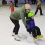 Eine Mutter schiebt ein Kind über das Eis | Beste Stimmung herrschte bei der Eis-Disco in Althofen