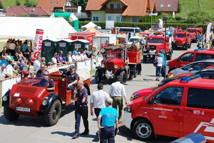 Ein Höhepunkt waren die historischen Feuerwehrfahrzeuge, die beim Museumsdepot gestanden waren und auch zu einer Oldtimerfahrt nach Eisenerz aufgebrochen waren.