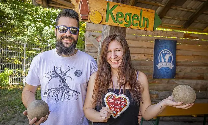 Patrick Worm und Gabriela Pantschg versuchten sich im Kegeln