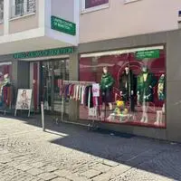 Seit 2015 befindet sich die Benetton-Filiale für Herren-, Damen- und Kindermode in der 10.-Oktober-Straße 8, davor gab es ein reines Kindermodegeschäft am Unteren Kirchenplatz
