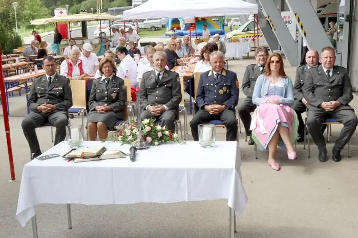Beim Frühschoppen unter anderem gesichtet: Bezirkshauptfrau Claudia Egger, Rotkreuz-Vizepräsidentin Brigitte Pekastnig, Rotkreuz-Bezirksstellenleiter Herbert Sager, Rotkreuz-Bezirksgeschäftsleiter Heinz Gritzner, Landesfeuerwehrkommandant-Stellvertreter Friedl Monai sowie Stadtrat Manfred Kerschbaumer.