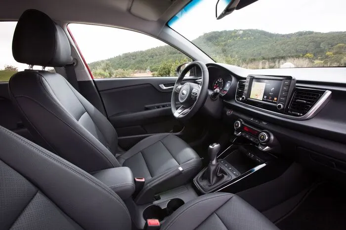 Darüber hinaus verfügt der Rio mit Navigationssystem über die Kommunikationsplattformen Android Auto und Apple CarPlay, die kompatible Smartphones mit dem Infotainmentsystem des Fahrzeugs verbinden.