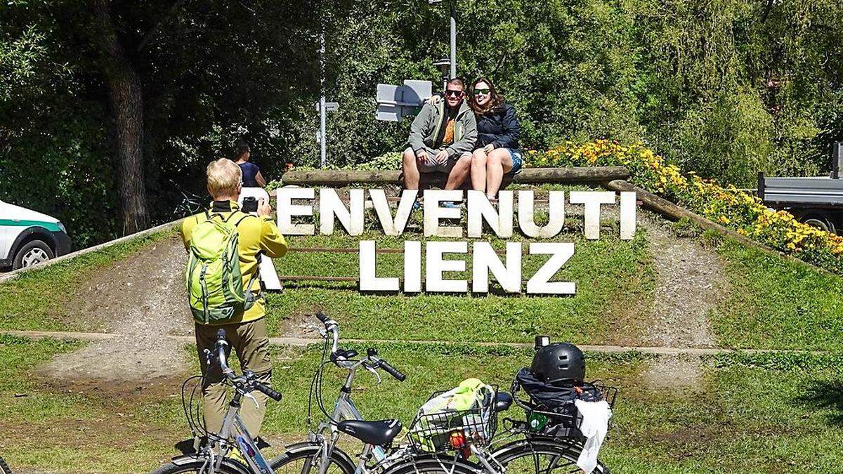 Bisher wurden die Gäste nur einsprachig in Lienz begrüßt