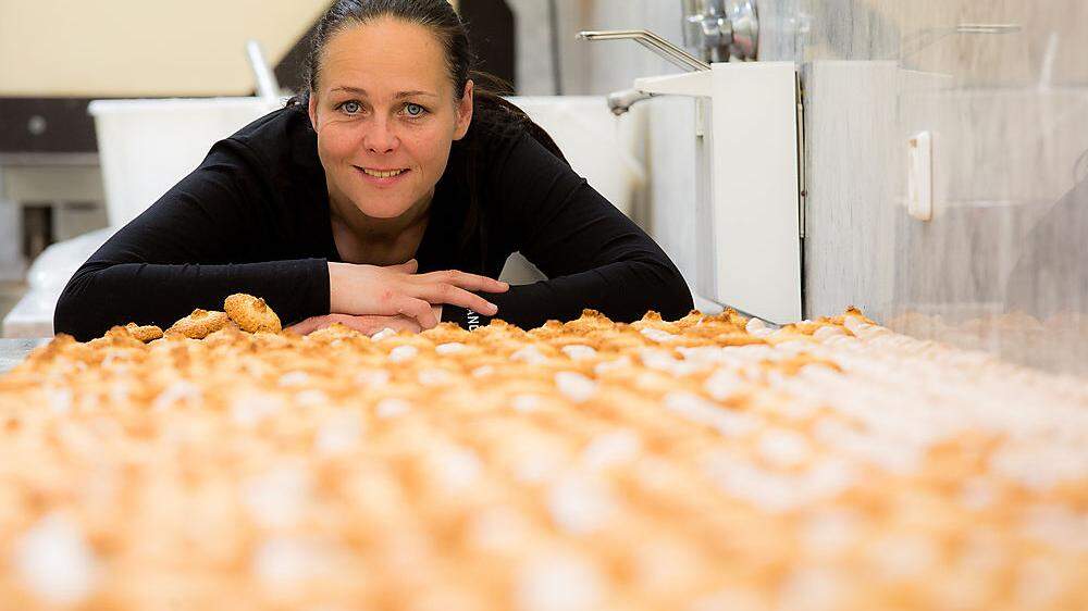 Kokosbusserl werden in Alexandra Kostas Küche weiterhin produziert.