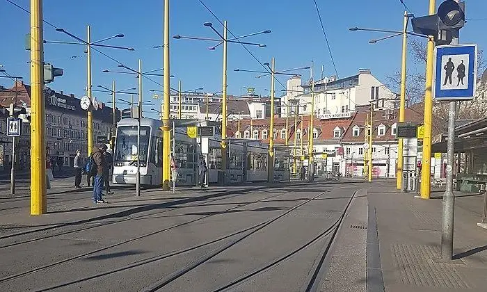 Nur noch wenige Menschen am Jakominiplatz
