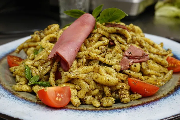 Eine weitere Spezialität: Spätzle mit Basilikumpesto, je nach Wunsch mit oder ohne Bison-Kochschinken. (10,90 Euro)
