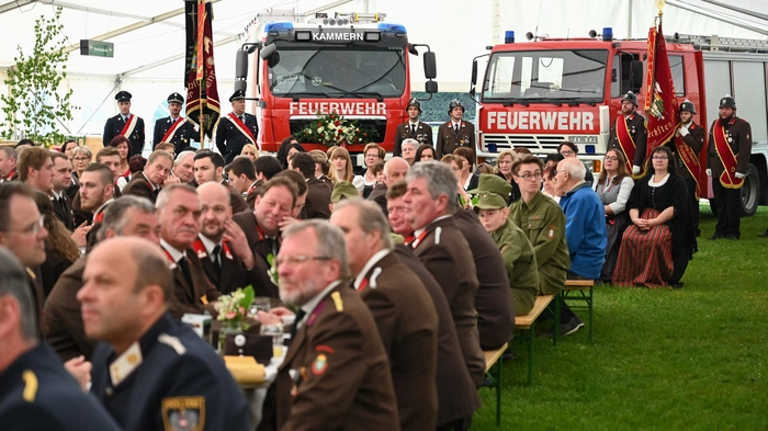 Im festlich geschmücktzten Zelt gab Kommandant Hans-Peter Moder zu Beginn einen kurzen Einblick  in die Geschichte der Feuerwehr Kammern