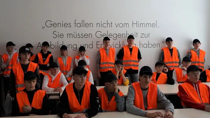 Die Schülerinnen und Schüler des BG/BRG/BORG Köflach besuchten am Freitag das Unternehmen Stoelzle Oberglas.