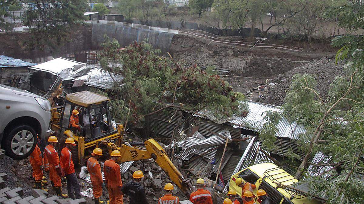 Die Rettungskräfte konnten nur drei Menschen lebend aus den Trümmern retten