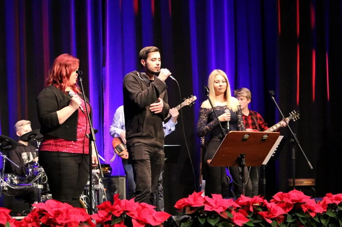 Rund 500 Besucher waren am Sonntagabend zum Weihnachtskonzert des „Modern Music College St. Veit“ (MMC) auf das Wiesenmarktgelände gepilgert. 