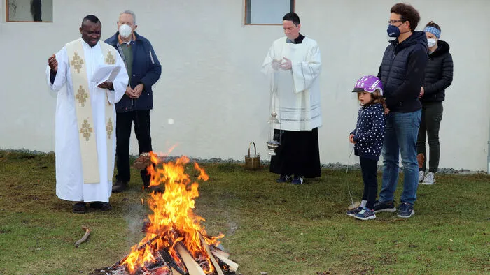 Kaplan Dieudonné Mavudila-Bunda erinnerte in seiner Ansprache an die positive Kraft des Feuers für uns Christen und unseren Glauben.