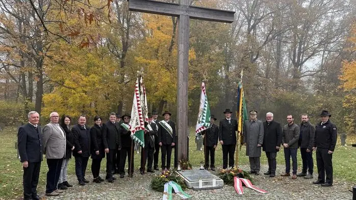 Mit einer Gräbersegnung am Soldatenfriedhof Fürstenfeld und einer Kranzniederlegung bei den Denkmälern im Stadtpark am Allerheiligentag würdigte die ÖKB-Stadtgruppe Fürstenfeld mit den Ortsgruppen Altenmarkt und Übersbach das Andenken an die im Ersten und Zweiten Weltkrieg gefallenen Soldaten der russischen und deutschen Armee.