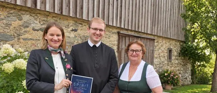 Pater Petrus Dreyhaupt mit den Organisatorinnen PGR-Vorsitzende Heidemarie Böckel (re.) und Tochter Valerie Böckel