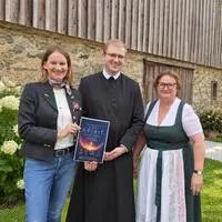 Pater Petrus Dreyhaupt mit den Organisatorinnen PGR-Vorsitzende Heidemarie Böckel (re.) und Tochter Valerie Böckel