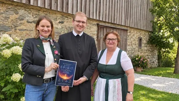 Pater Petrus Dreyhaupt mit den Organisatorinnen PGR-Vorsitzende Heidemarie Böckel (re.) und Tochter Valerie Böckel