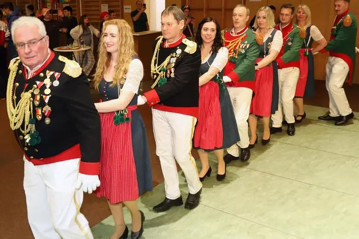 Die Eröffnungspolonaise wurde von Fendrich Erhard Rauter (1. von links) organisierte und durch die Mitglieder der Schützengarde sowie der Landjugend Himmelberg mit Obmann Clemens Rogatsch und Mädelleiterin Elina Faschinger gestaltet.