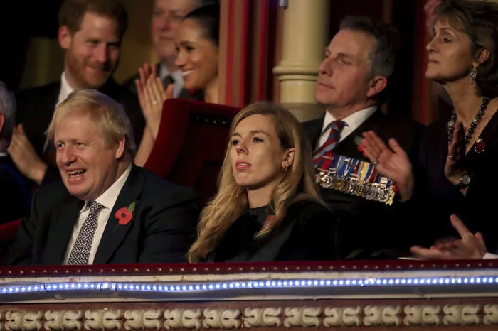 Selbst der britische Premier Boris Johnson saß mit seiner Freundin Carrie Symonds näher an der Queen als Harry und Meghan.