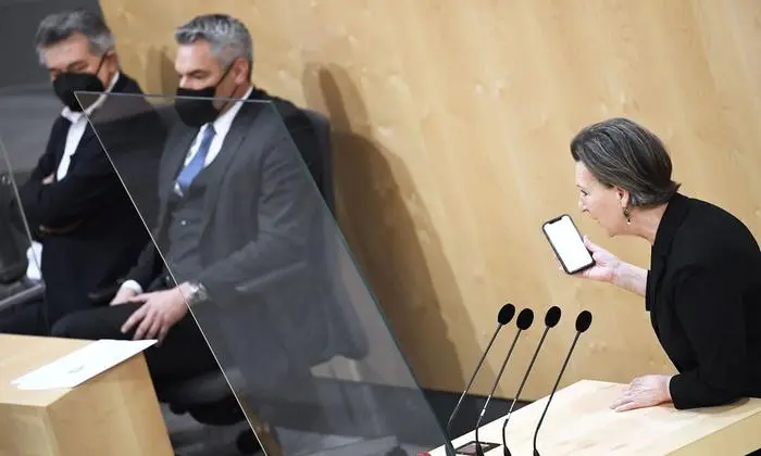 SPÖ-Abgeordnete Gabriele Heinisch-Hosek zeigt das Mail