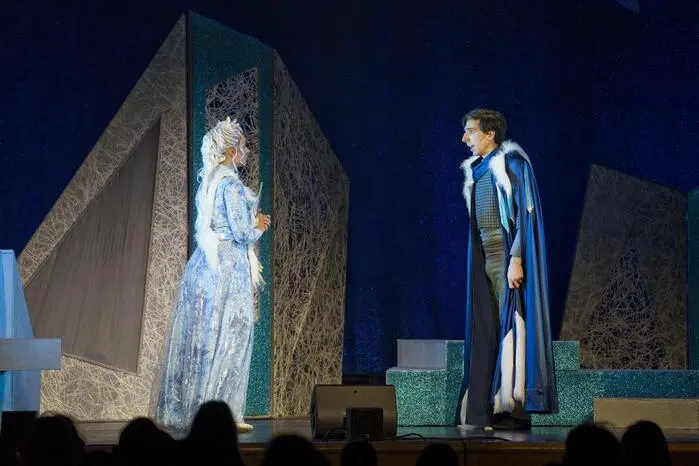 Das Theater Liberi brachte das bekannte Märchen von Hans Christian Andersen in einer modernen, musikalisch vielseitigen Adaption auf die Bühne und entführte das Publikum in eine zauberhafte Welt zwischen Traum und Wirklichkeit.