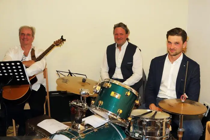 Weiters unterstützten die Musiker Michael Struggl, Ewald Unterweger, Sabine D‘ Angelo (Saxophon) und Matthias Herzog den Chor. Sowie der MGV Ossiach half beim Ausschank mit.