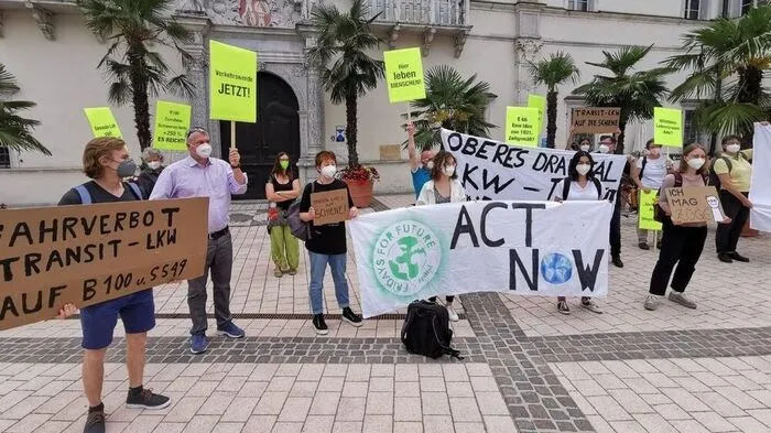 Die Protestierenden vor dem Schloss Porcia in Spittal