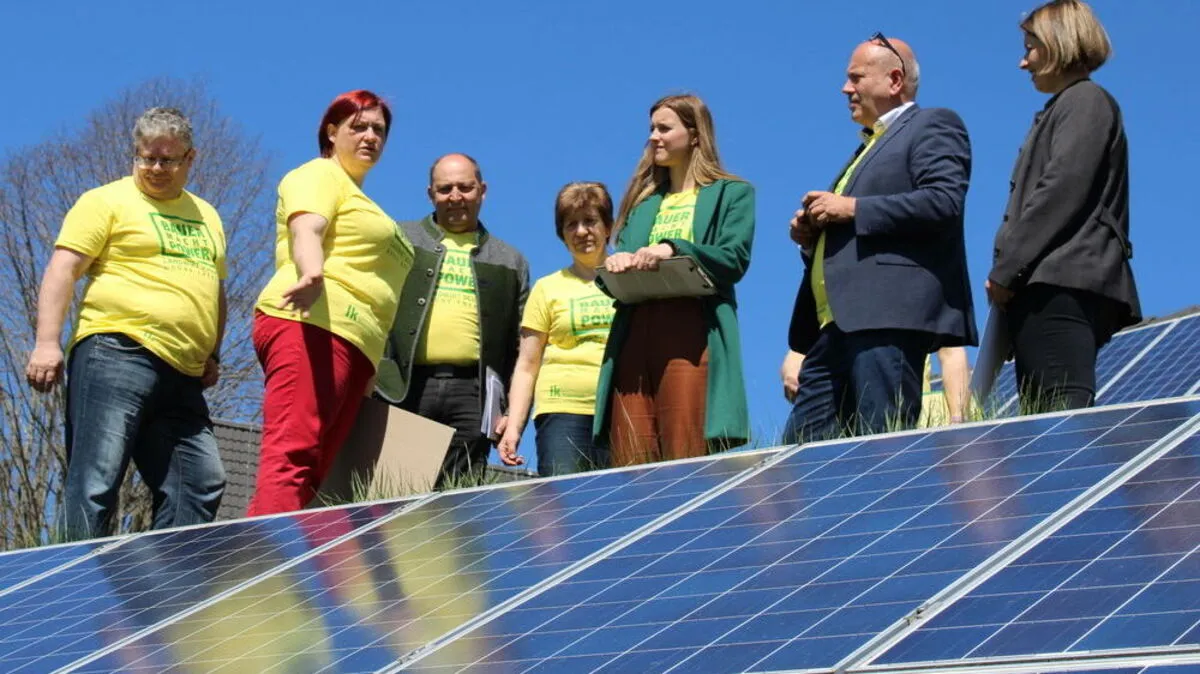 Beate Oswald und Thomas Schaffer (rechts) bei der Besichtigung ihrer Photovoltaikanlagen in Koglhof