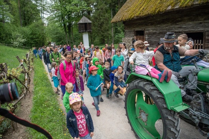 ...unter Begleitung von Kindern und zahlreichen Besuchern zu seinem Platz gebracht...
