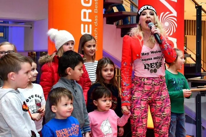 Die "Kinder vom Land" (und vielleicht auch aus der Stadt) durften mit Hannah auf der Bühne stehen.