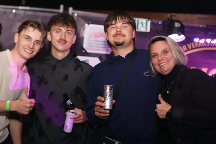 Dass ihm die Veranstaltungsbranche nicht fremd ist, liegt auch in der Familie. Seine Mutter ist die Weizer Bürgermeisterin Bettina Bauernhofer, sein Vater Robert Bauernhofer arbeitet seit Jahrzehnten als Eventorganisator und Künstlermanager. Dieser beobachtete die Premiere seines Sohnes mit sichtlicher Freude: „Das ist die junge Generation. Es tut sich was.“