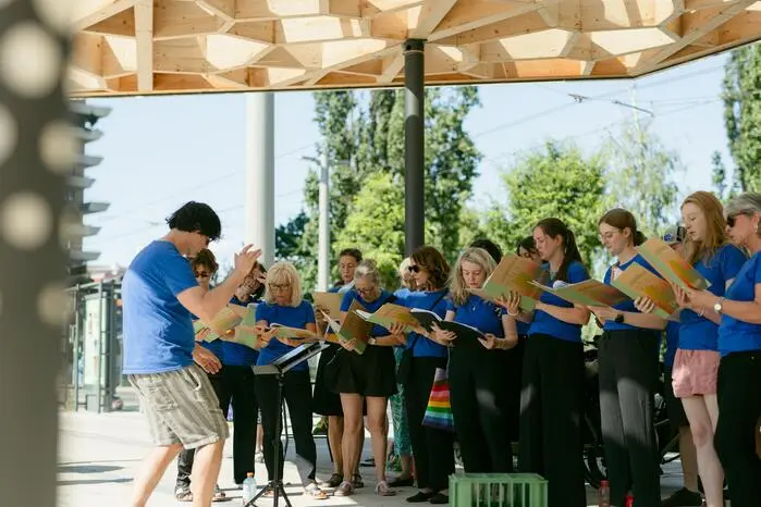 Das Fest war eine Schau der Initiativen und Unternehmen des Stadtteils, wie LebensGroß, Spar, Reininghauschor (Foto) ... 