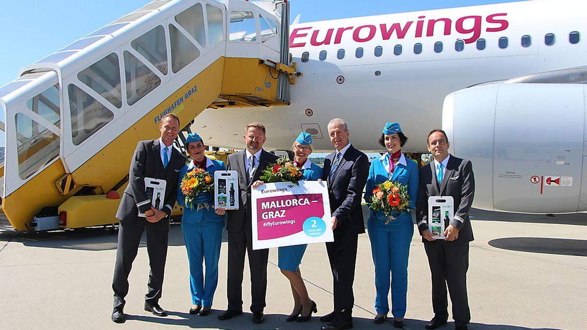 Glughafen-Graz-Chef Gerhard Widmann (Dritter von rechts) mit einer Eurowings-Crew