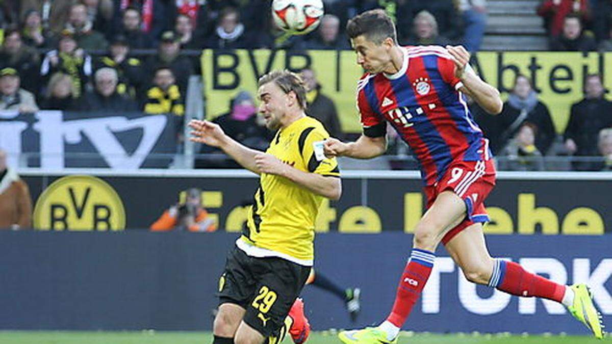 Robert Lewandowski trifft zum 1:0 der Bayern in Dortmund