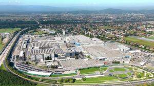 Magna Steyr (hier das Werk in Graz) zählt mit mehr als 7000 MitarbeiterInnen in der Steiermark zu den größten Arbeitgebern der Region