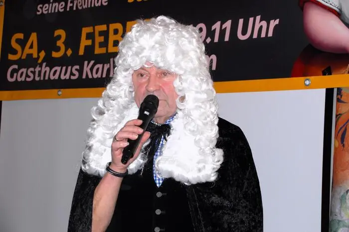 Den Richter spielte Gemeindekassier Erich Hafner - er verdonnerte die „Schuldigen“ zum Bezahlen diverser Getränke oder Faschingskrapfen. 