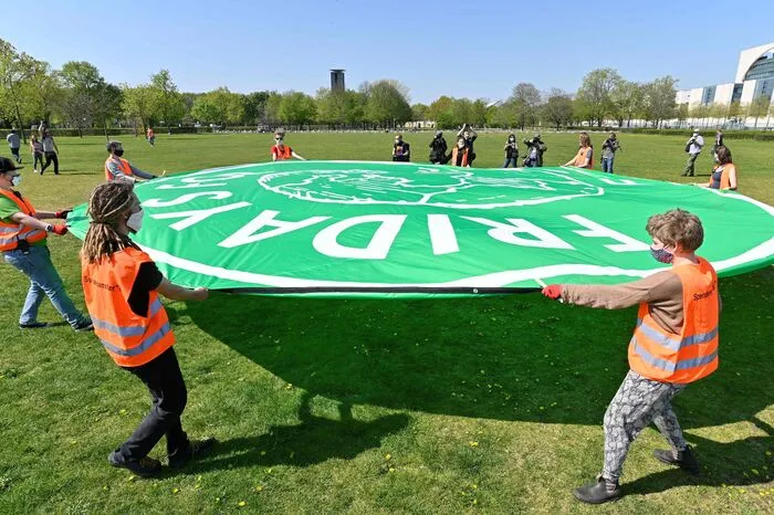 Zahlreiche Organisationen, NGOs und Klima-Initiativen des Bündnisses "Klimaprotest" haben zur Teilnahme am globalen Klimastreik unter den Hashtags #NetzstreikFürsKlima und #FightEveryCrisis aufgerufen.