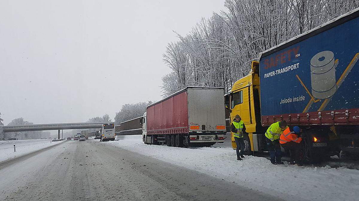 Auf der Südautobahn zwischen Lieboch und Mooskirchen ist die erste Fahrspur zum Kettenanlegen für Lkw gesperrt