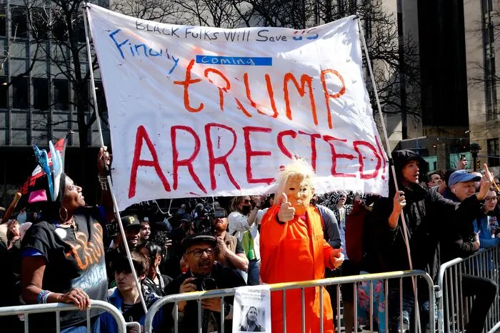 Zugleich versammelten sich auch Trump-Gegner vor dem Gericht und riefen: "Sperrt ihn ein." Beide Seiten waren durch Absperrungen der Polizei getrennt.