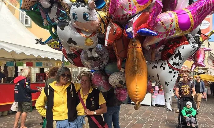 Die beiden Luftballon-Verkäuferinnen Elfriede Kokesch und Christine Veverka.