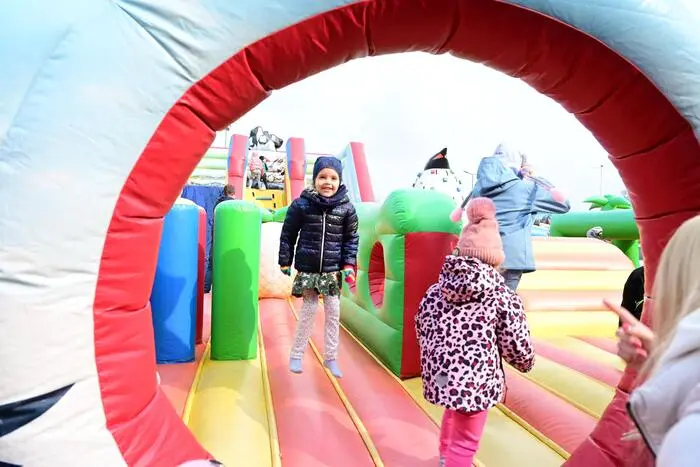 Neben der großen Ostereiersuche gab es ein tolles Kinderprogramm mit Riesenhüpfburg, Flohmarkt und viel Spiel und Spaß.