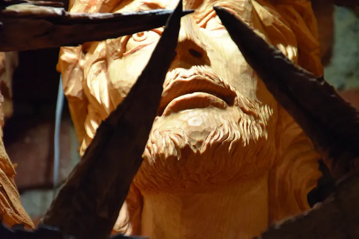 Gezeigt werden auch wieder einige Kunstwerke des St. Ruprechter Holzkünstlers Johann Pendl, der sich insbesondere der Sakralkunst verschrieben hat. Auf dem Bild seine Skulptur "Christus hinter Dornen.