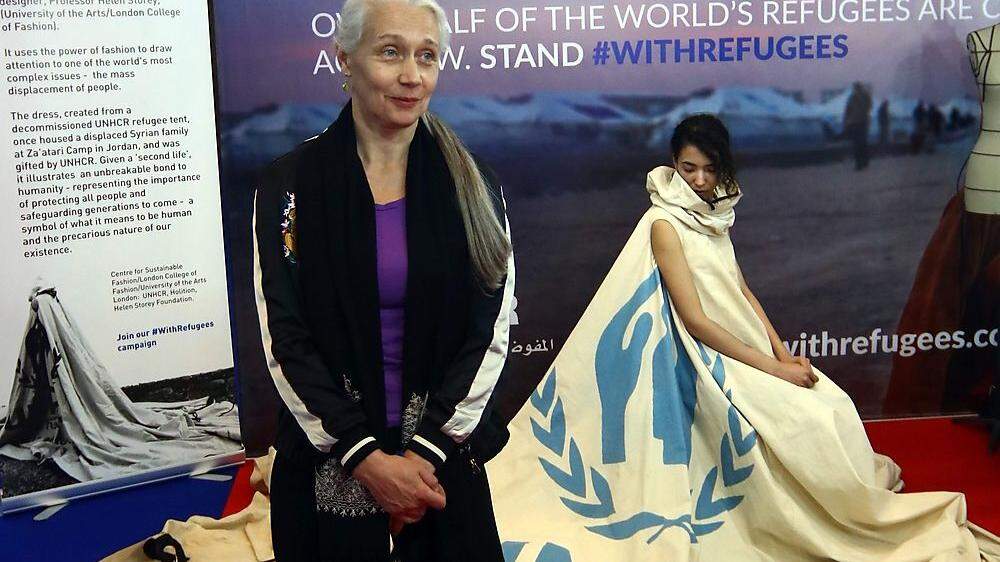 Louise Owen im außergewöhnlichen Zelt-Kleid, daneben die Londoner Mode-Professorin Helen Storey