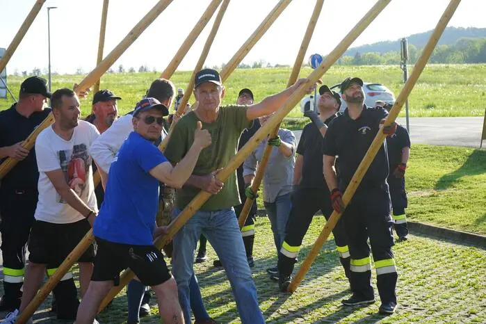 Einige von ihnen wurden auch gebraucht, um den Maibaum mit den Mitgliedern der Feuerwehr zum Stehen zu bringen.