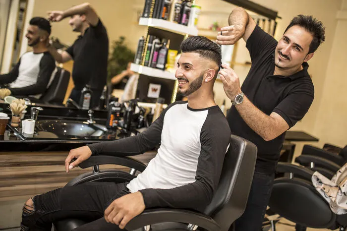 Pflichttermin bei Djawadiraad: Der Besuch bei seinem Barbier des Vertrauens Hakki Orhan, der den 20-Jährigen nach Strich und Faden verwöhnt. Bis zu zwei Stunden Zeit nimmt sich der Meister für den Mister Kärnten. "Zwei bis drei Mal die Woche bin ich da", sagt Djawadiraad.