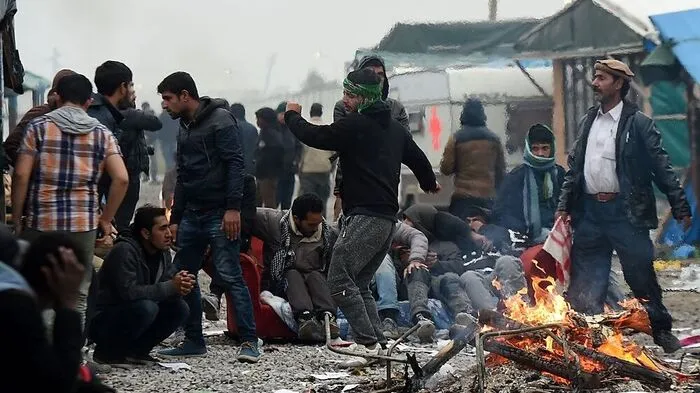 Migranten im improvisierten Flüchtlingslager
