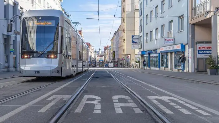 Vorübergehend standen die Bims am Donnerstag in der Annenstraße still