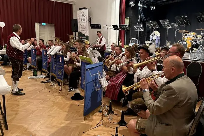 Den stimmungsvollen Auftakt gestalteten musikalische Gäste aus dem bayerischen Partnerort Aindling: Die „Altbairischen Musikanten“ unterhielten das Publikum gemeinsam mit Musikern der Stadtkapelle