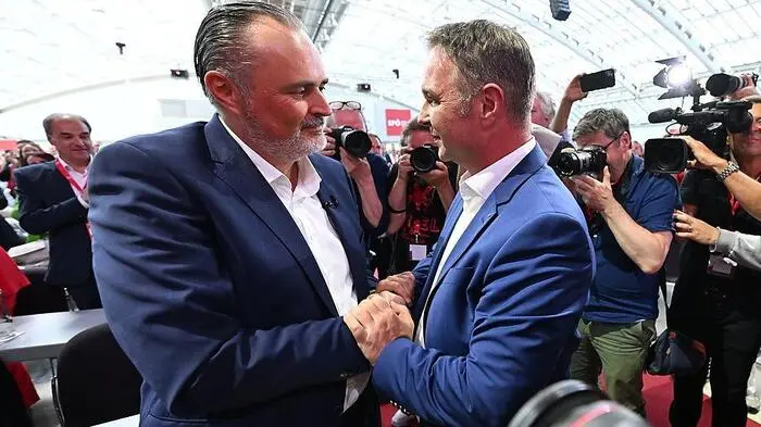 Hans Peter Doskozil (l.) und Andreas Babler matchten sich um den Vorsitz am Parteitag im Juni 2023. Davor gab es die erste Direktwahl